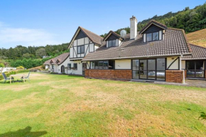 skyline mountain view Lodge up to 16 people, Rotorua